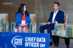 Lucero Vázquez González, chairman del CDO Day México 2026, conversa con uno de los ponentes